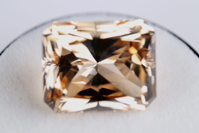 究極！完全透明ゴールデンフェナカイト16.0ct！超高波動ロシア産