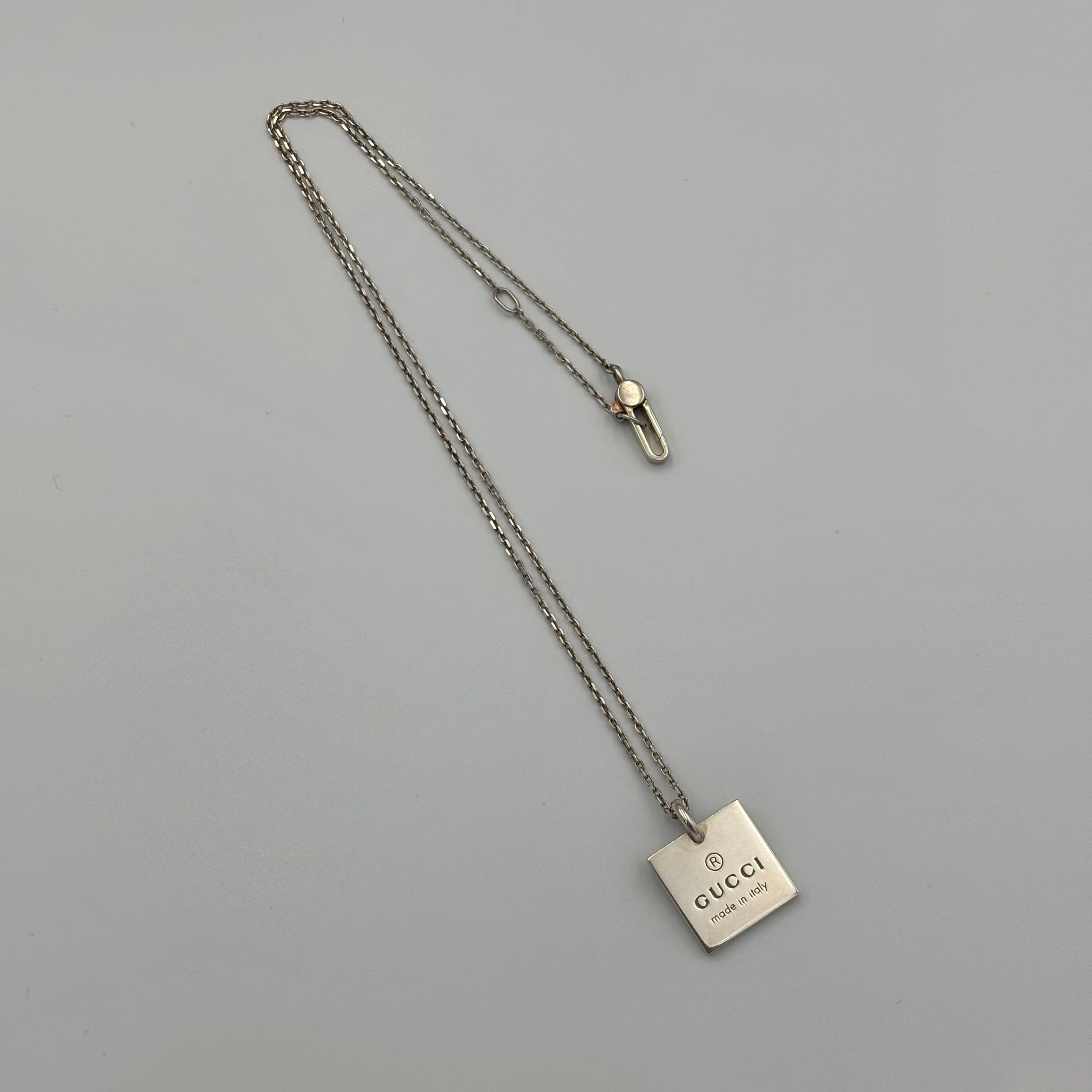 GUCCI ロゴ プレート スクエア トップ シルバー ネックレス
