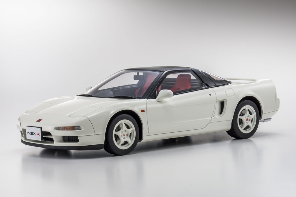 約10年ぶりに蘇った2代目NSXの魅力を1/18スケールに凝縮したミニカー