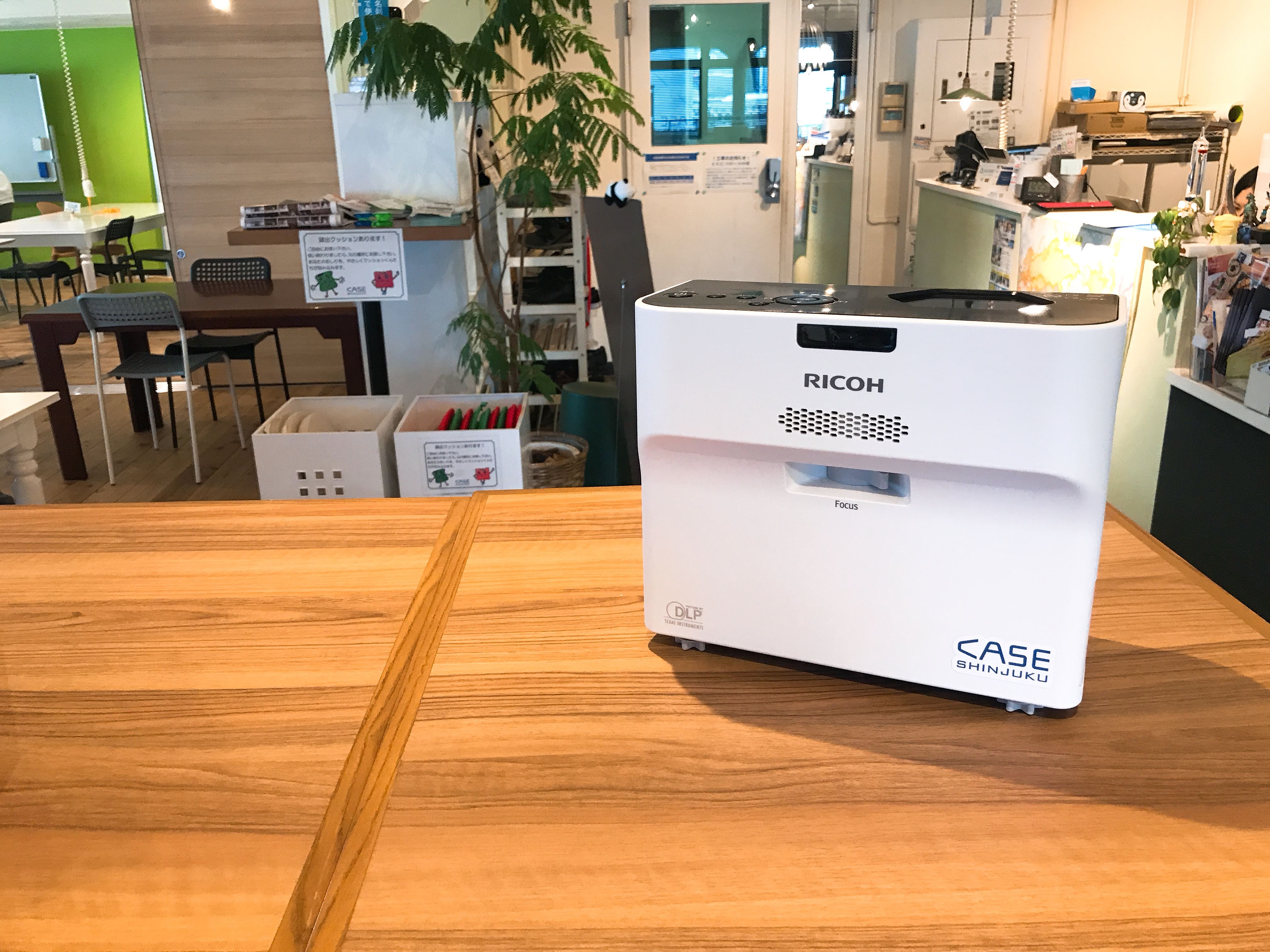超短焦点プロジェクター RICOH PJ WX4152をコワーキングスペースに導入