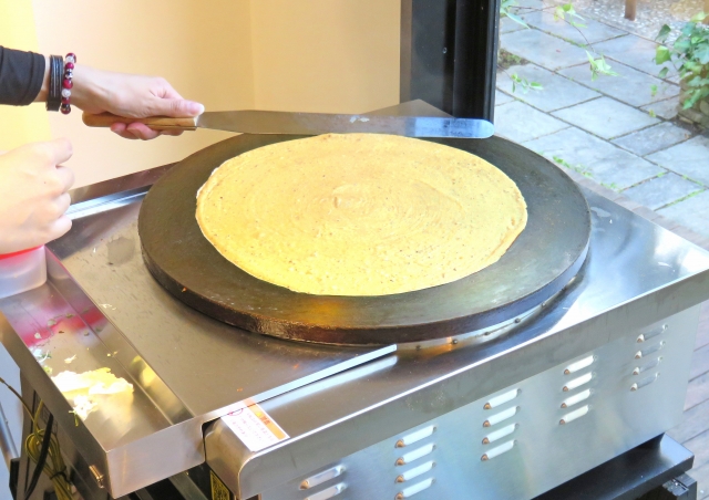 キッチンカーで使う業務用クレープ焼き器のおすすめは？種類や選び方を