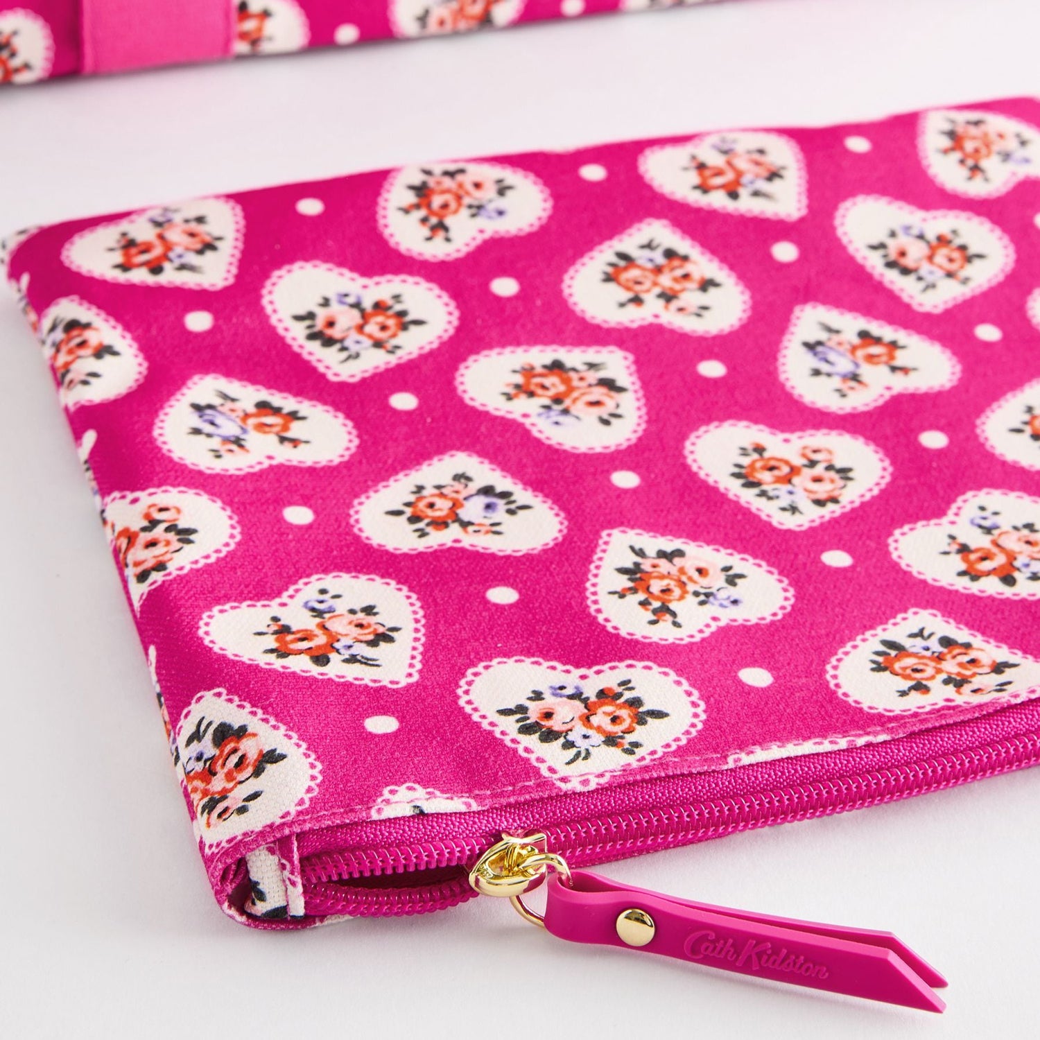 トラベル バッグ Lace Hearts | Cath Kidston 日本公式オンライン