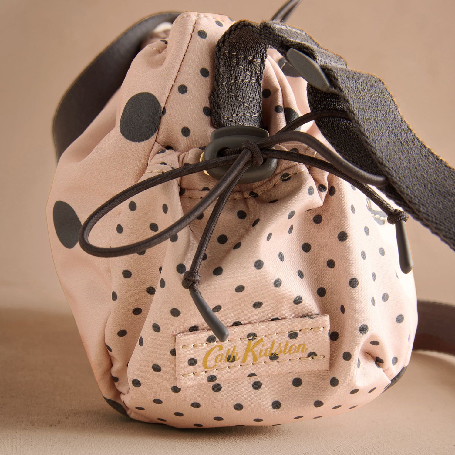 FM ユーティリティ クロスボディバッグ Pink Spot | Cath Kidston 日本