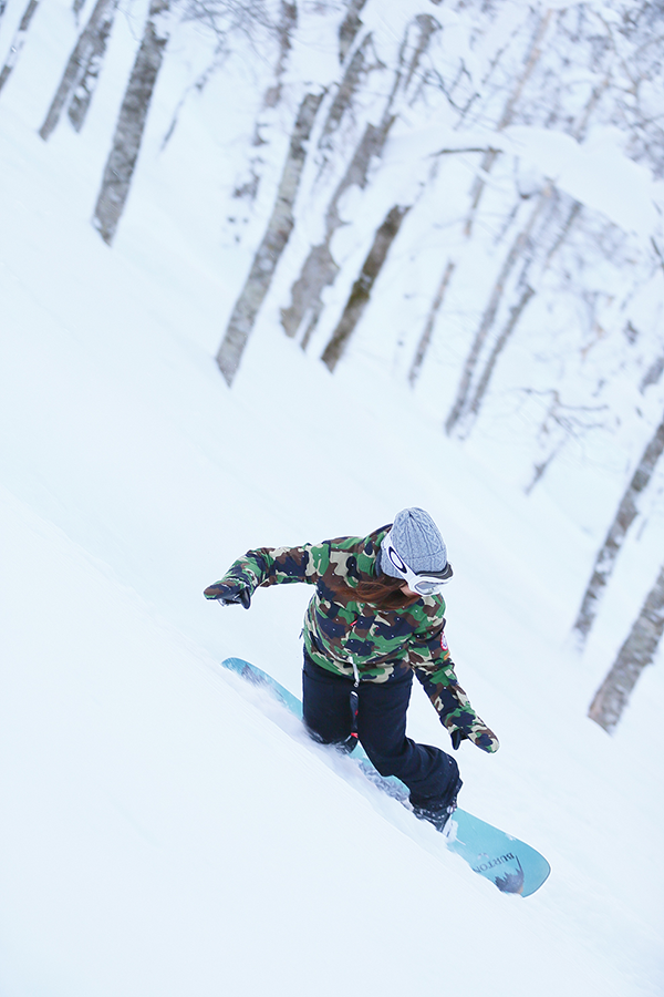 カモ柄でゲレンデの注目を集める！ X-girl×BURTONのスノボウェアで