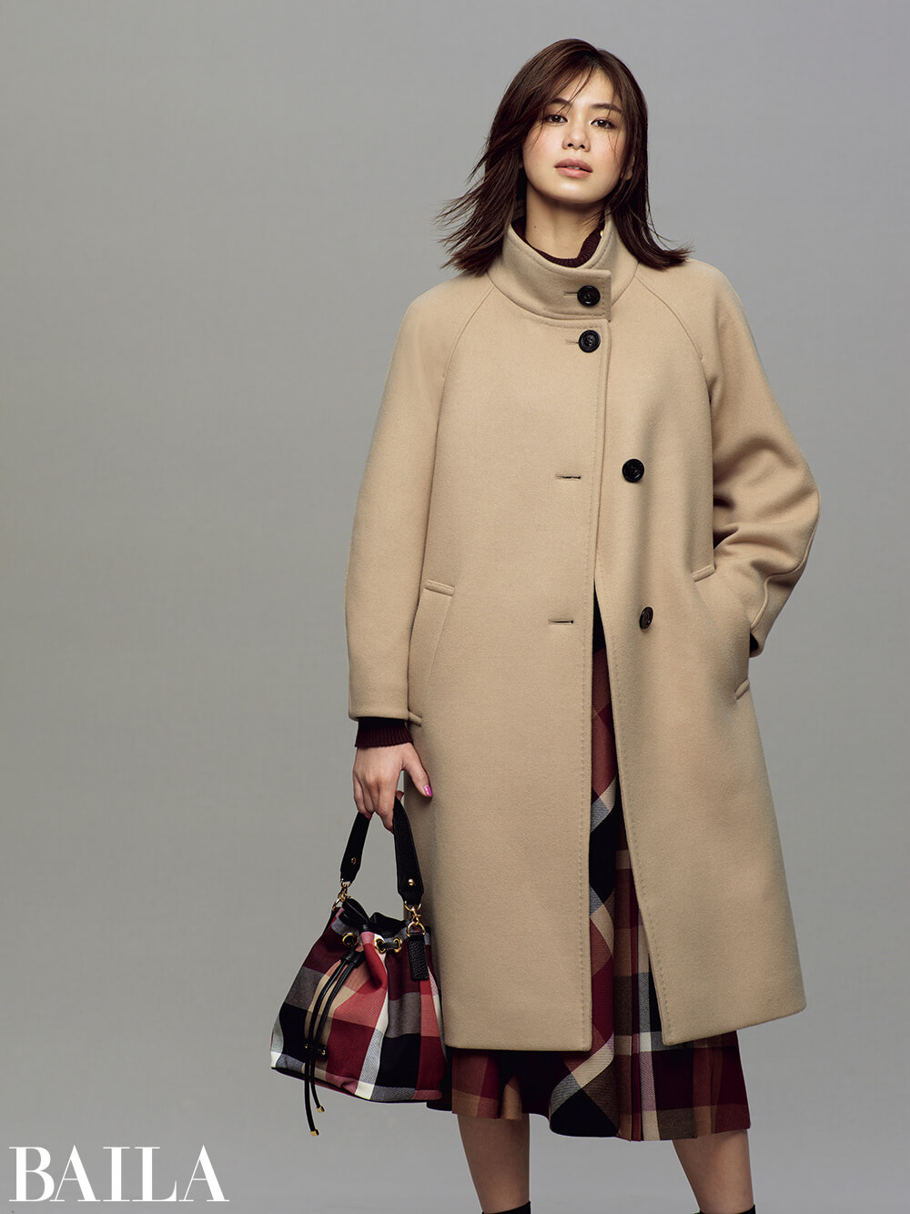 佐藤晴美が着るレディトラッドな5つのコート｜BLUE LABEL CRESTBRIDGE