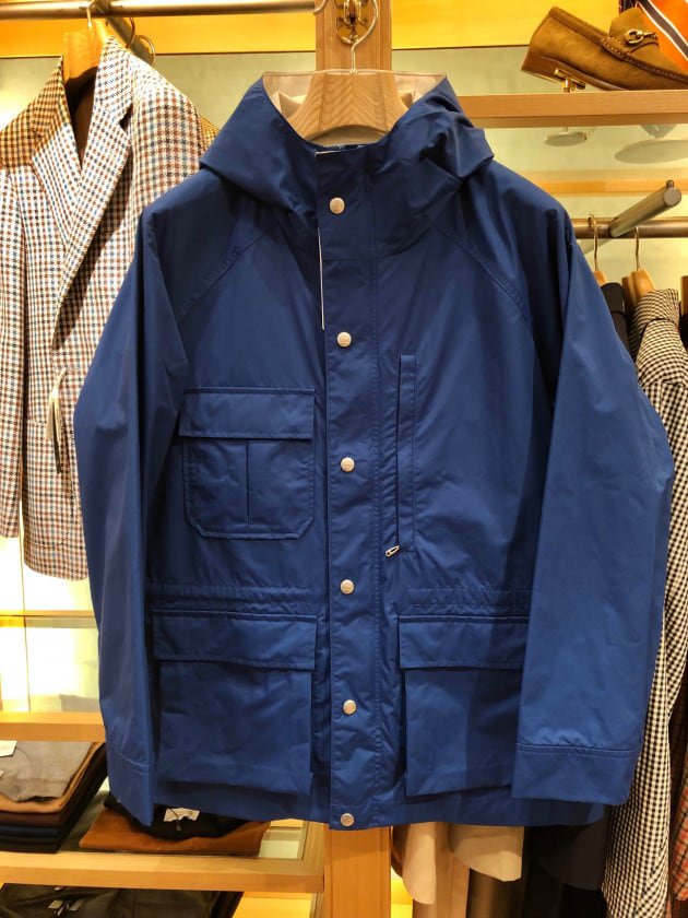 WOOLRICH〉鮮やかな色合いに惹かれる別注のマウンテンパーカーを