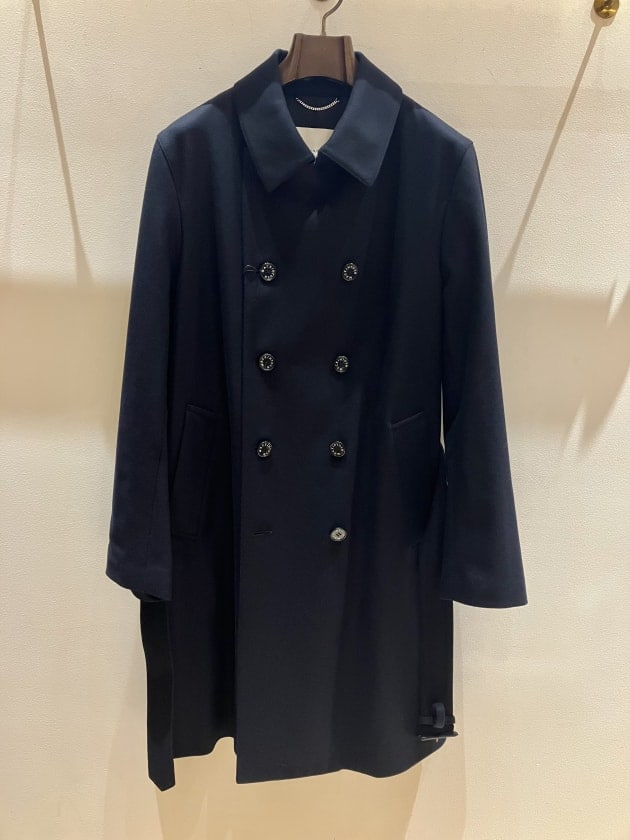 MACKINTOSH 〉別注のトレンチ型コートは、シャープでエレガントに