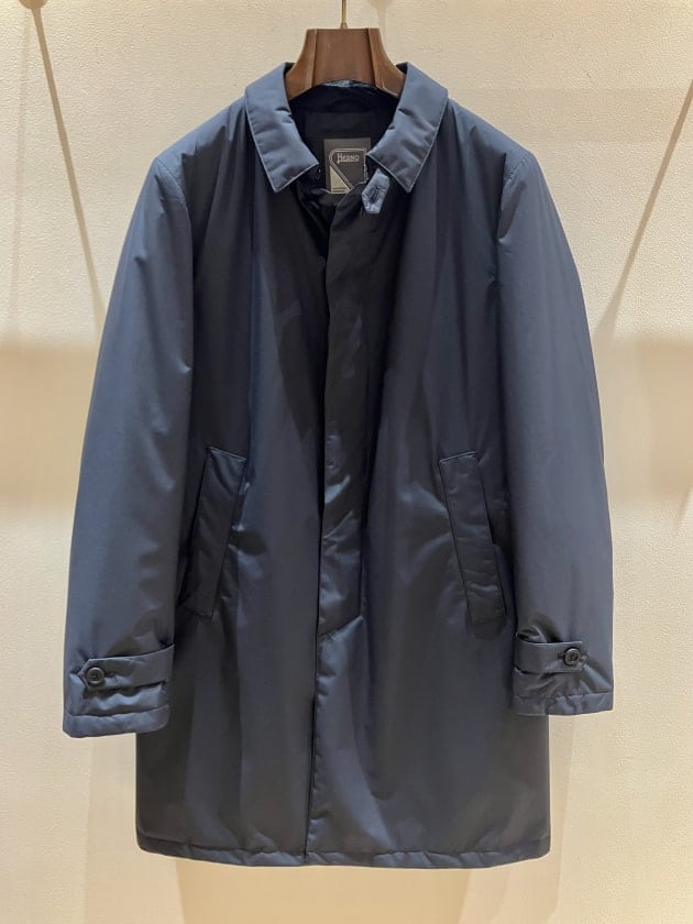 HERNO〉シンプルなデザインと、高い機能性を兼ね備えたステンカラー