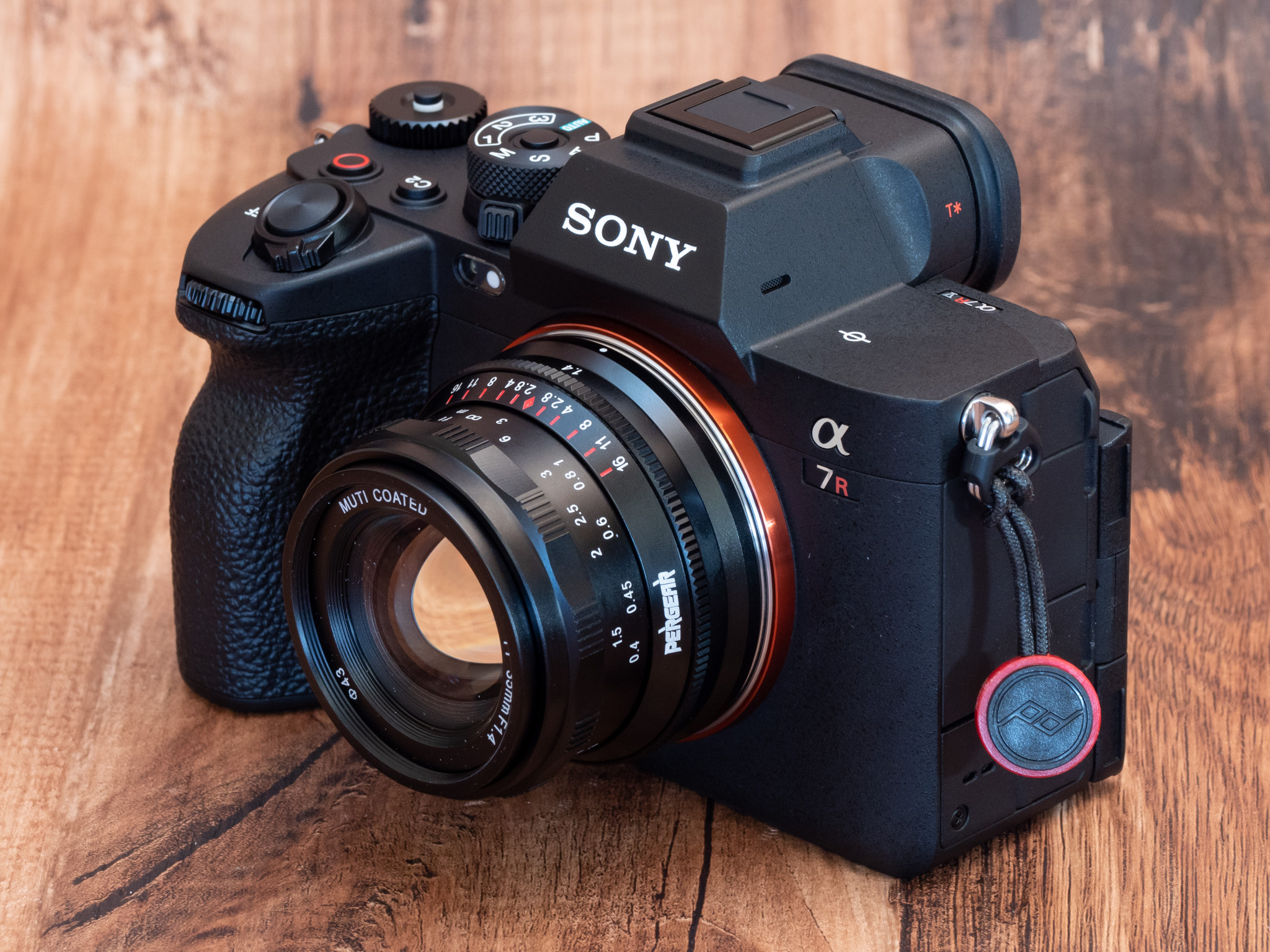 超コンパクト！ Pergear 35mm F1.4 フルサイズ対応単焦点レンズ レビュー