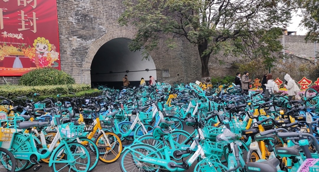 中国河南省開封市 中心部は放置自転車の海に💦深夜のレンタル自転車