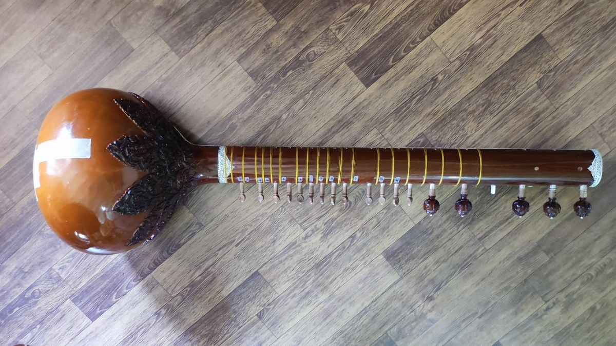 シタール】インドの伝統的な弦楽器 - 空のちょっと下で