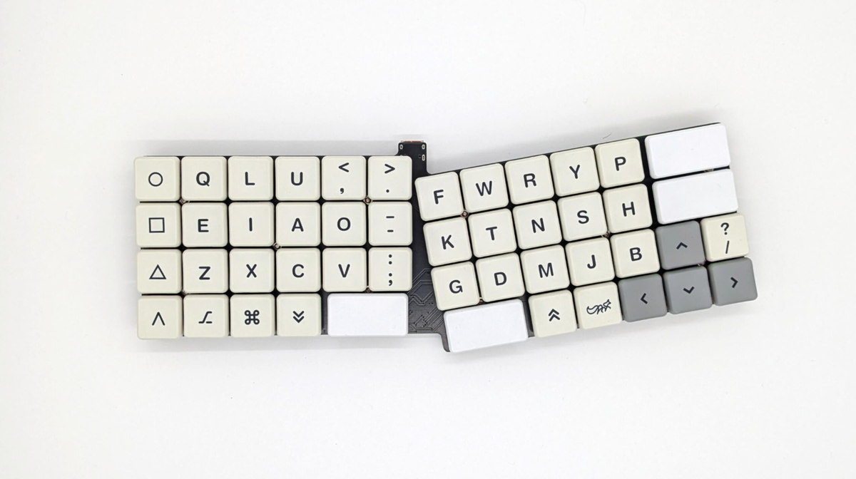 On Any Banana Day｜右手側を傾けたレイアウトの省スペース自作