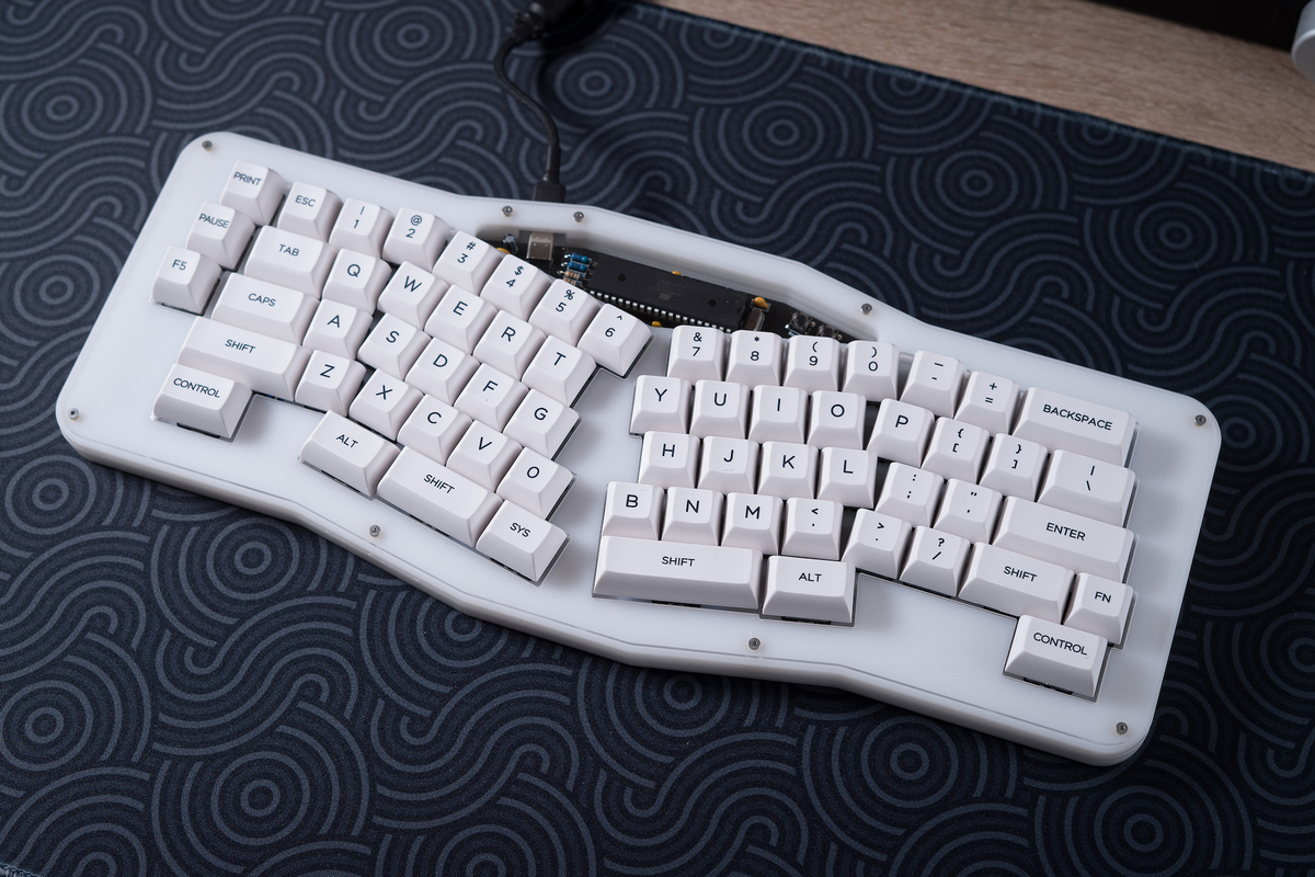 Sesame - Alice type ergo keyboard using only THT parts（自作