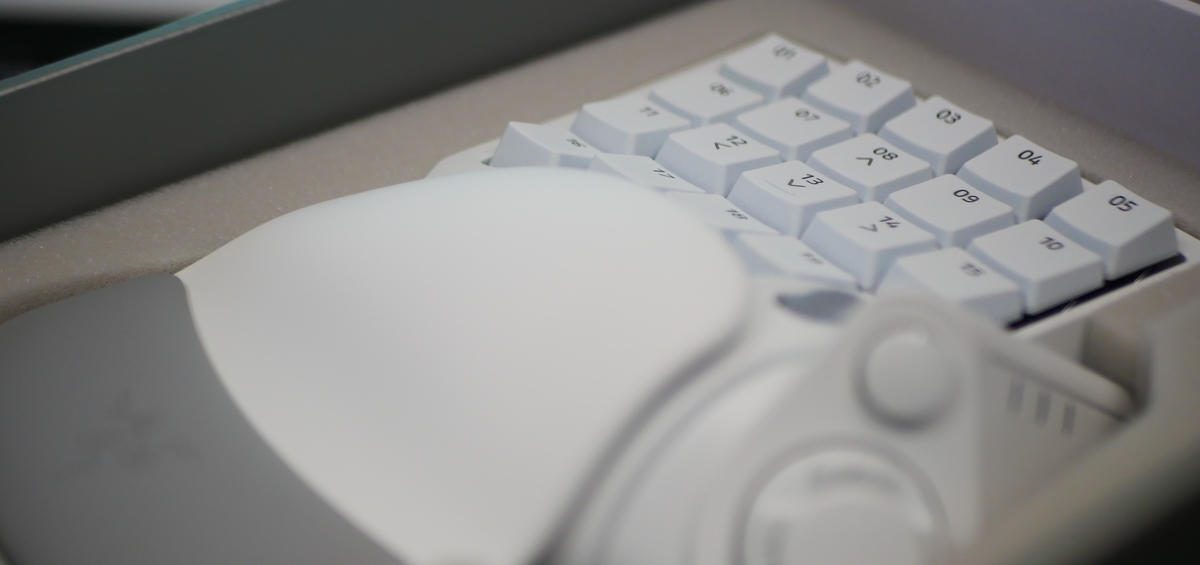 RAZER Tartarus Pro Mercury White】片手キーボードはAPEXでなどの