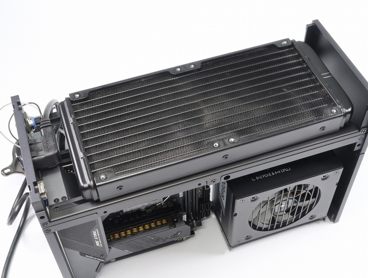 ミニマリストはボタンも嫌う？！】FormD社 PCケース「T1」をレビュー