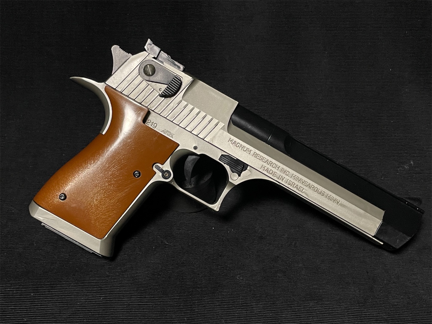 すんごいカラーリングセンスのデザートイーグルを・・・撃つッ