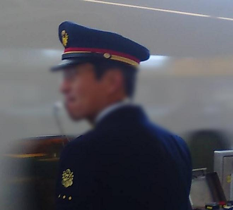 コラム】 JR東海の制帽の謎。金筋2本を探せの巻。（助役の帽子