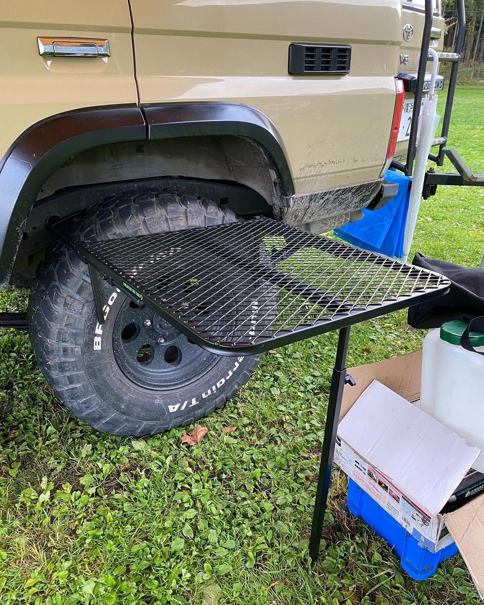 キャンプギア】4WD車のタイヤに引っ掛けるタイヤテーブル Tail Gater