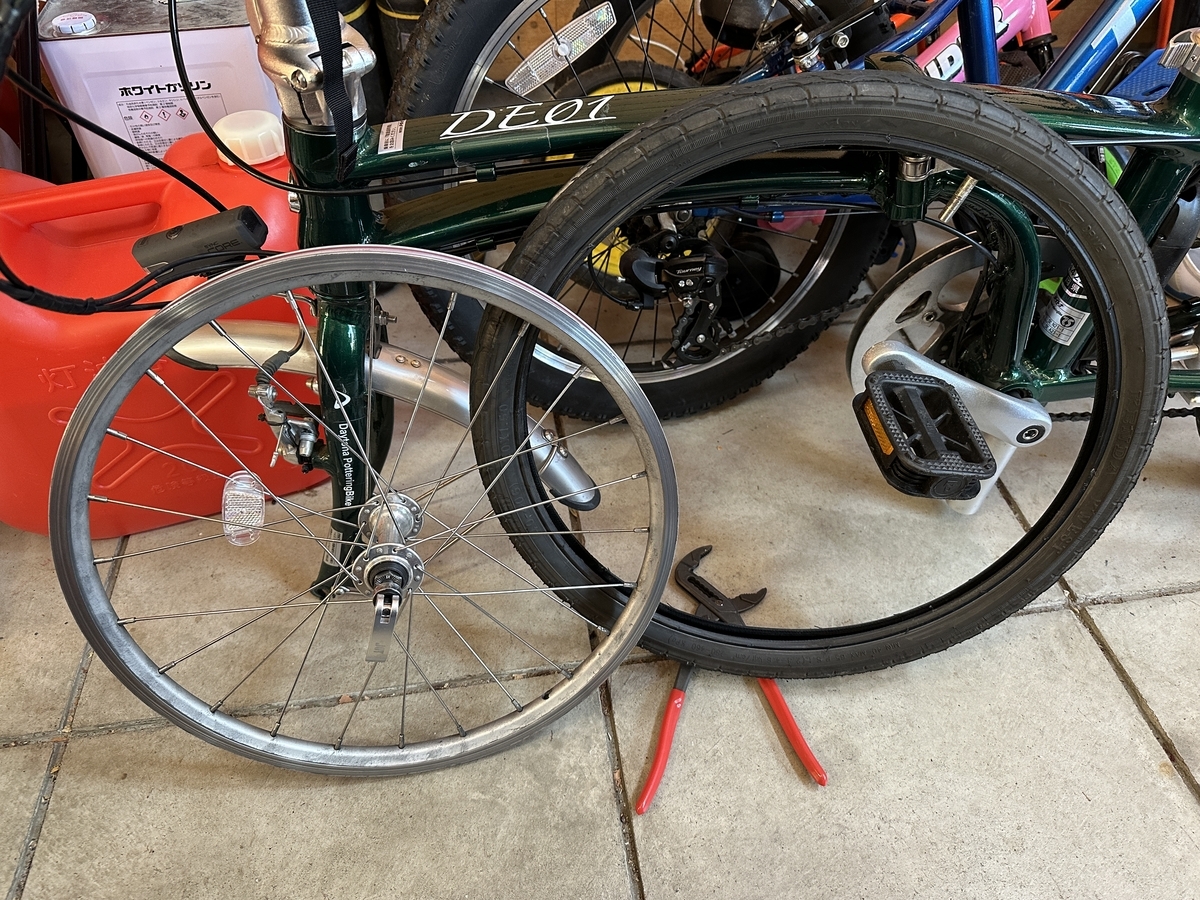 Daytona DE01の前輪がパンクしたっぽいのでチューブ交換しました