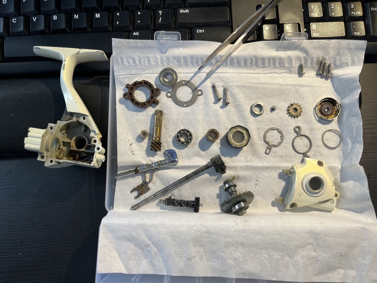 初めてのオーバーホール。骨董品リールの中身は・・・ - 釣りと車と