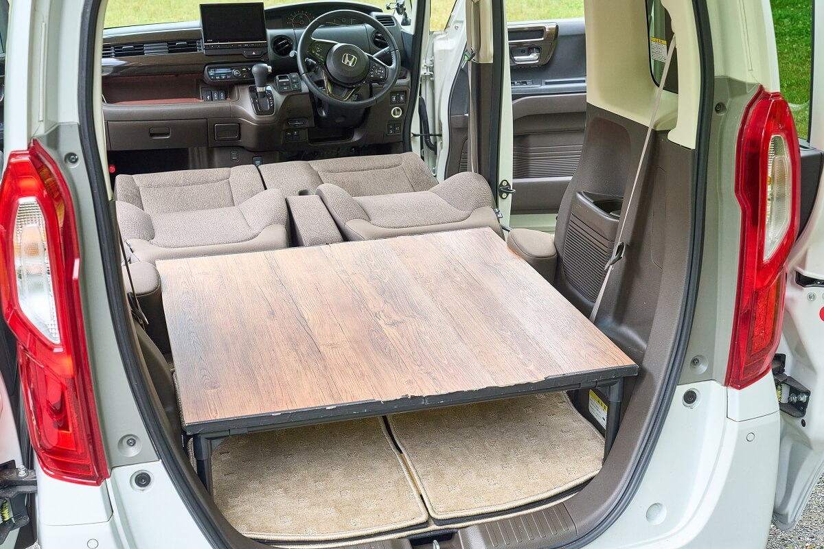 N-BOXで車中泊キャンプを楽しむ「脱サラ さいとう夫婦」。保護犬たちと