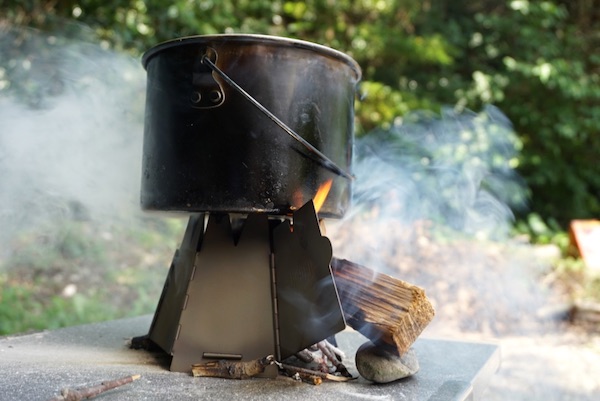 評判どおり？バーゴのチタニウムヘキサゴンウッドストーブをレビュー