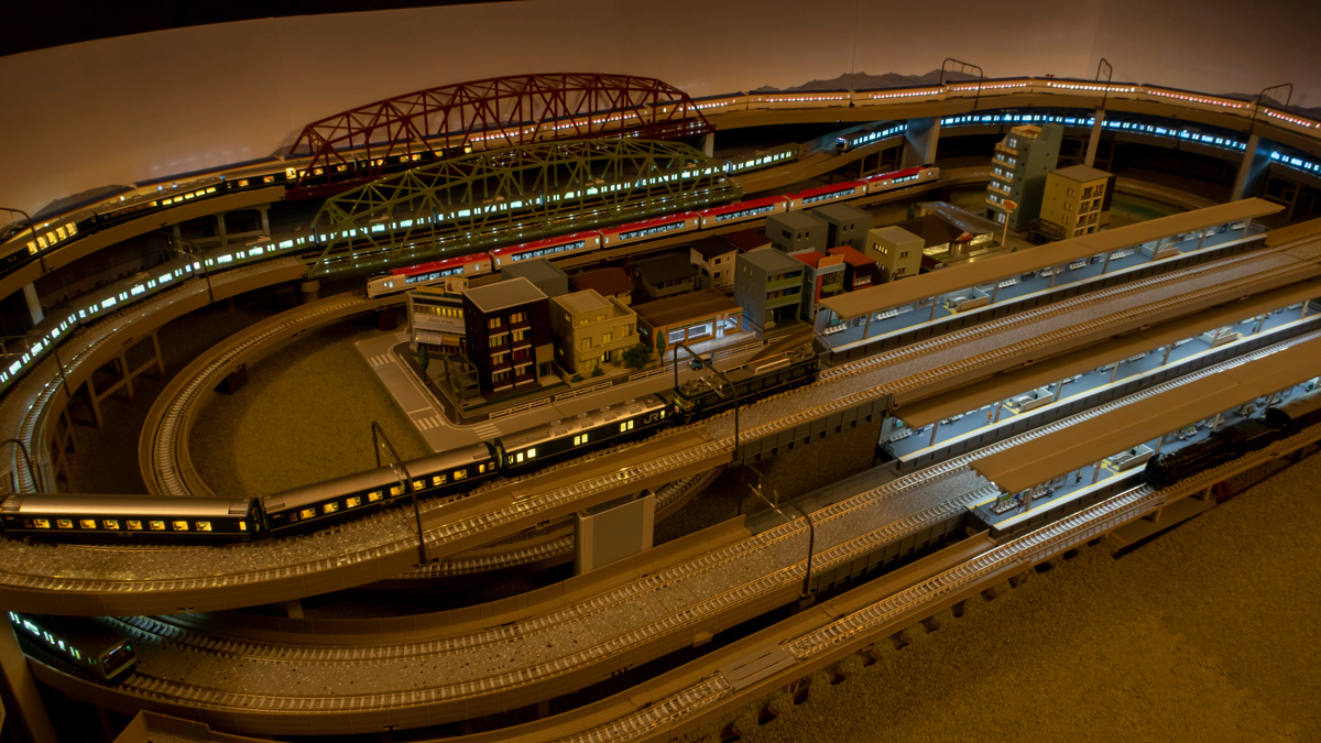 Nゲージ】1畳サイズの多階層 複線高架 立体交差レイアウト【鉄道模型