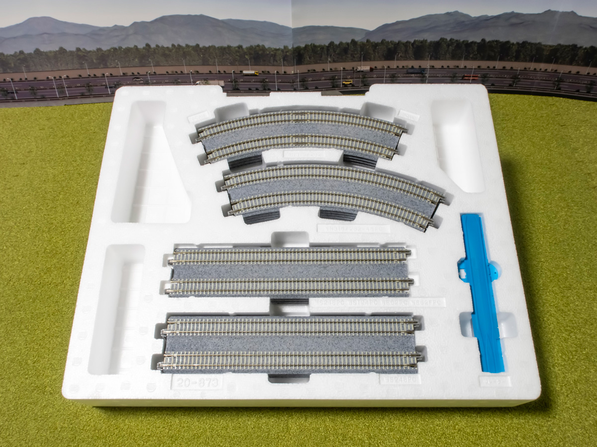 Nゲージ】KATOの複線レールセットV14を導入。1畳サイズで躍動感のある
