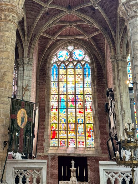 ベルギー・ゲント】荘厳な趣で橋の袂に佇む聖ミヒエル教会 - 今日も