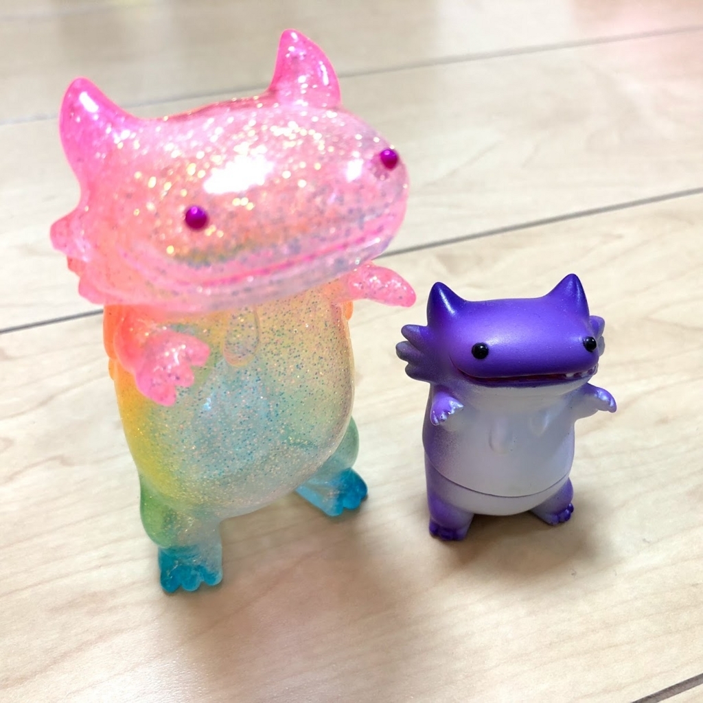 クリスマスにやってきた！虹色に輝く山椒魚怪獣「レインボーグリッター