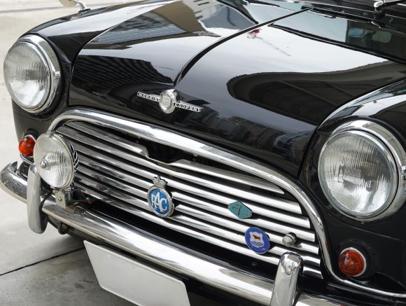 ローバーミニの顔を決める、小さな金属——グリルバッジの話 - HELLO！ MINI