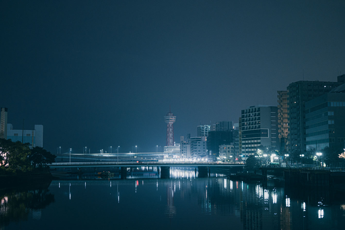 夜の街角で映画のようなワンシーンを切り取る – 孤独と静寂が漂う写真