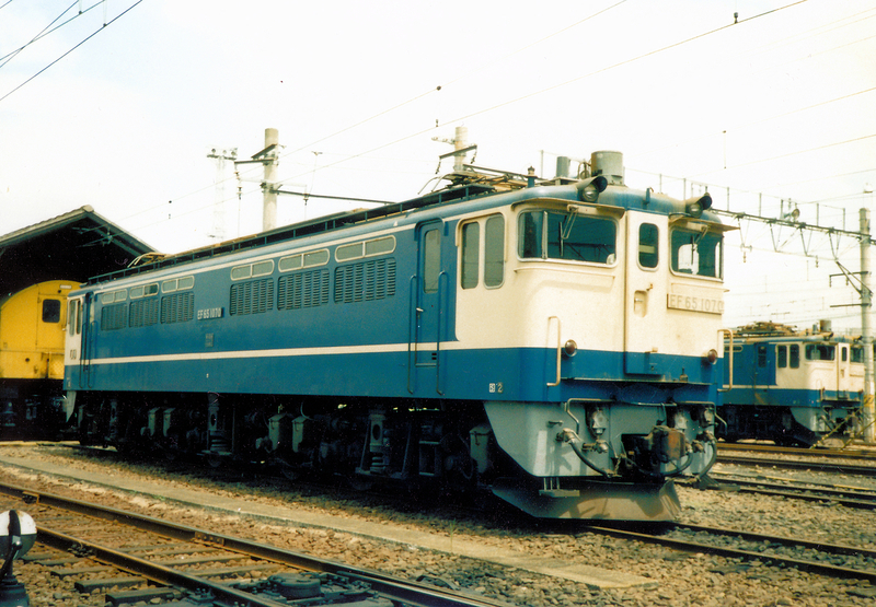 この1枚から 1980年代の新鶴見機関区・操重車倉線で佇むEF65 1070【1