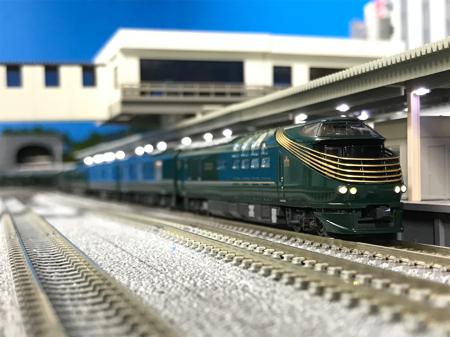 TOMIX トワイライトエクスプレス瑞風 入線 - 休日の屋根裏