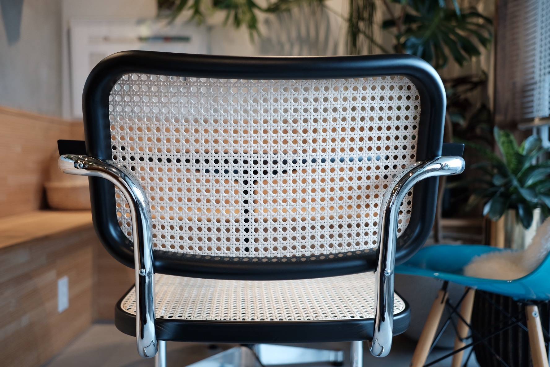 Knollの〈チェスカチェア（アーム・黒）〉を買う - ダイナミック気晴らし