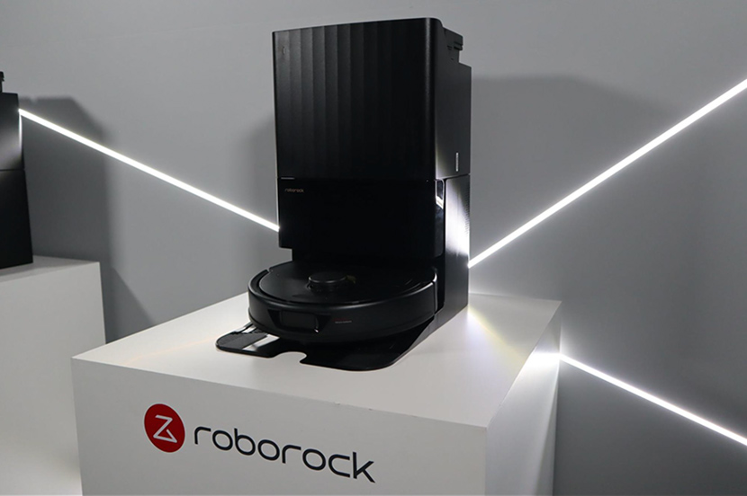 吸引も拭き掃除も全自動！ コンパクトなロボット掃除機「Roborock Q