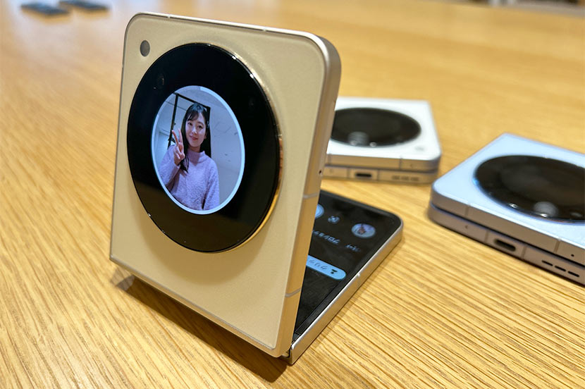 待望の折りたたみスマホ「Libero Flip」がワイモバイルに初登場！ 価格
