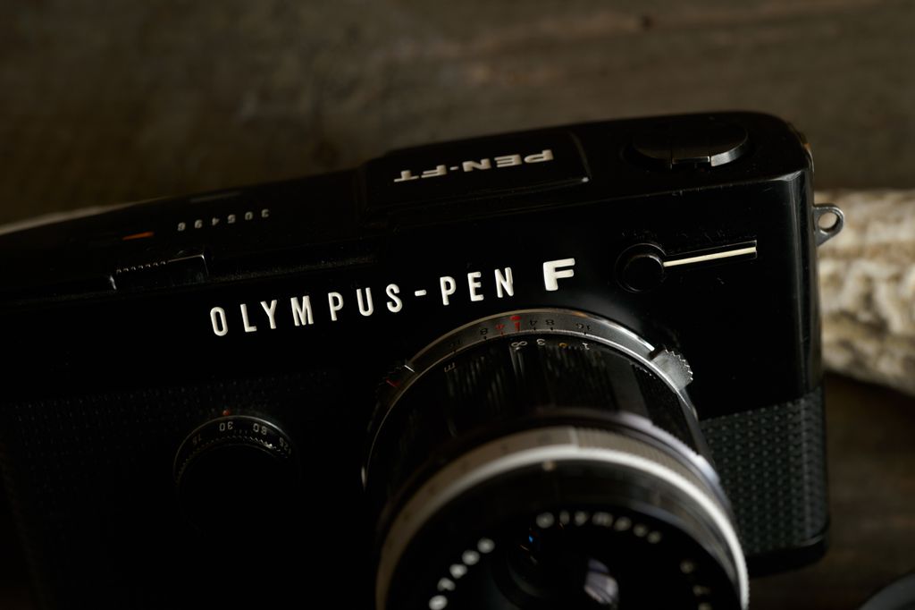 ハーフサイズカメラのPEN FTブラックとF.Zuiko Auto S 38mm f1.8、G