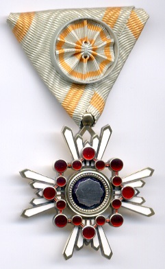 日本 勲四等瑞宝章 - 徽章はバッジにしてピン