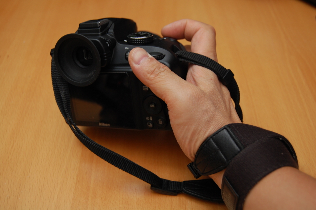 ニコンD3400研究（7）ストラップの巻き方と縦吊り化 - 黒色中国BLOG