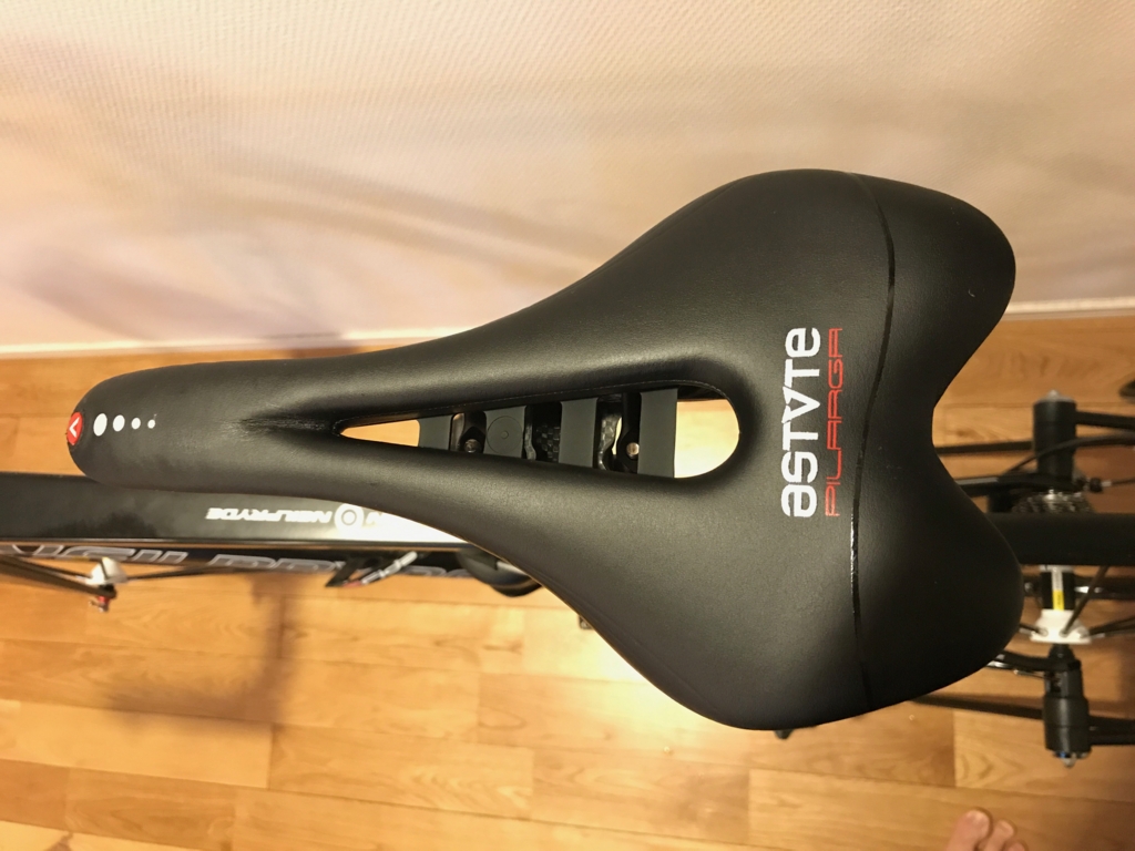 ロードバイクのサドル『アスチュート スカイライト VT ピラルガ』を