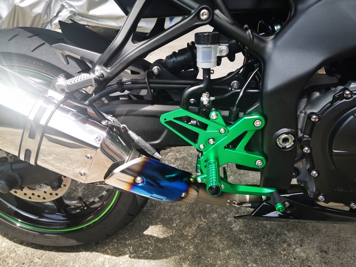 ZX-25Rにトリックスターのフルエキ IKAZUCHI ショート(政府認証)入れた