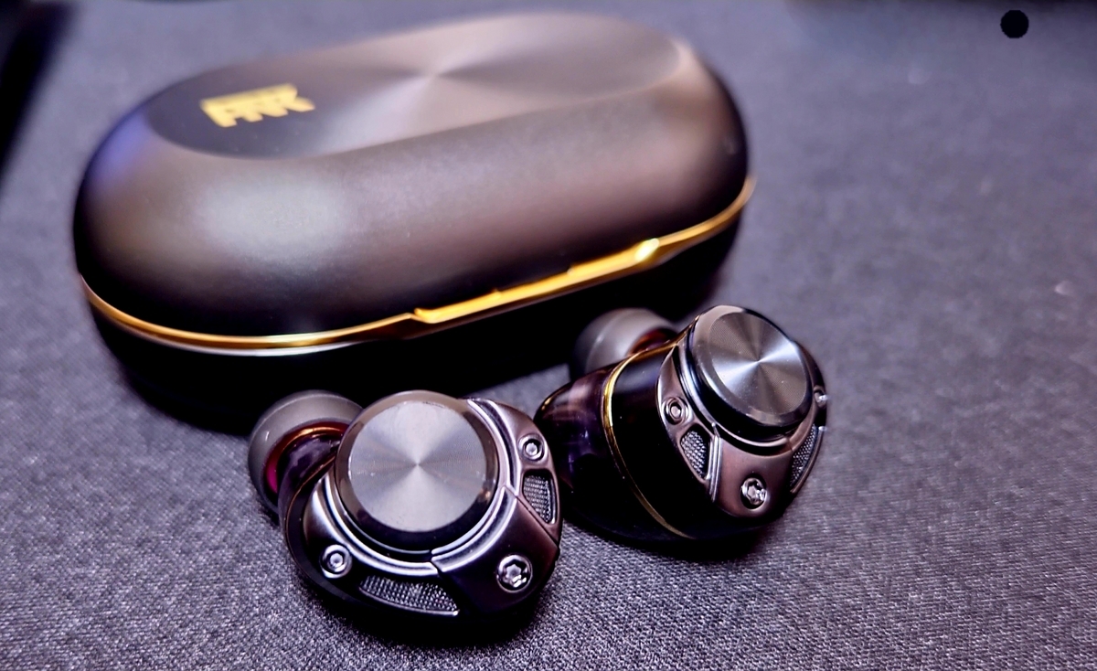 AVIOT TE-ZX1-PNK」（ピヤホン7）完全ワイヤレス史上初！トライ