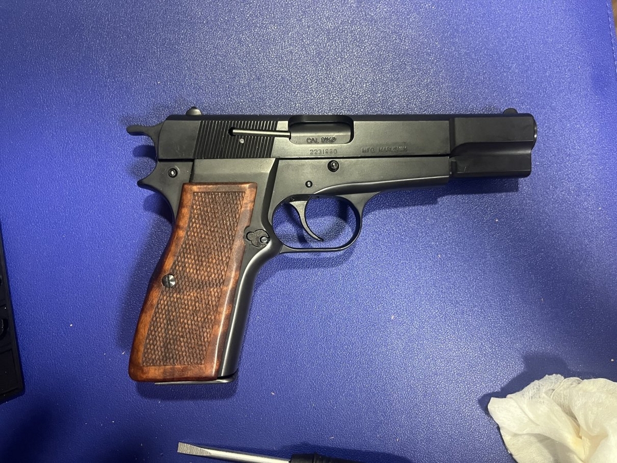 マルシン ブローニングハイパワー に 実銃系グリップ を削って装着