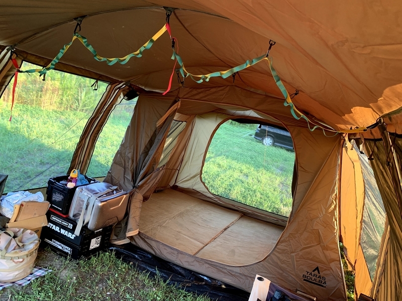 キャンプ場でタラスブルバのツールームテント「キャタピラー2ルーム