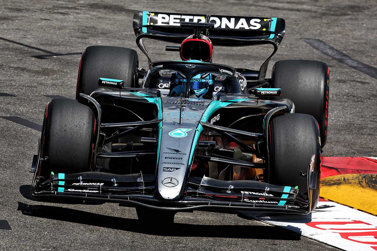 メルセデス、ひとつしかない新型ウイングをラッセルに託したのは