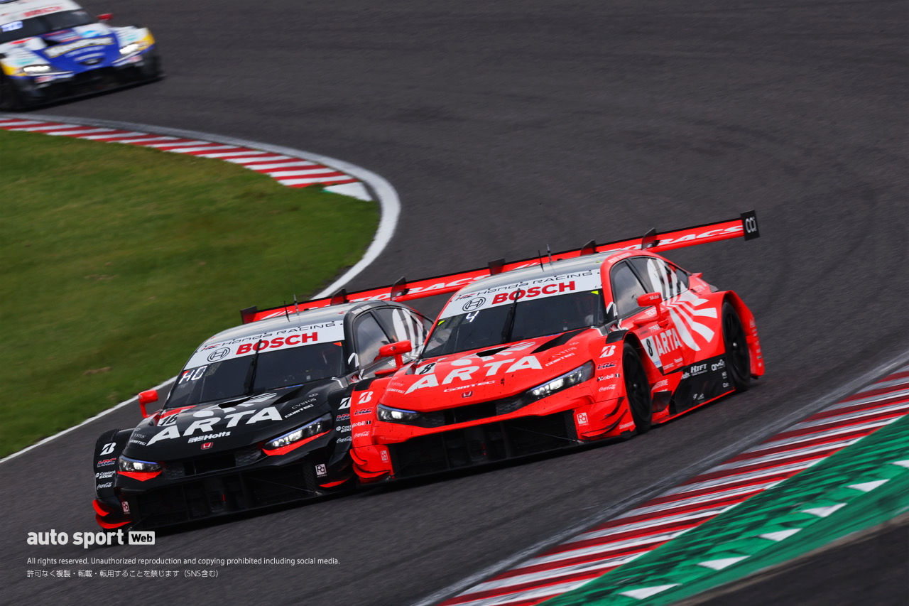 2台のARTA CIVICがあわや同士討ちのギリギリバトル。16号車大津弘樹、3