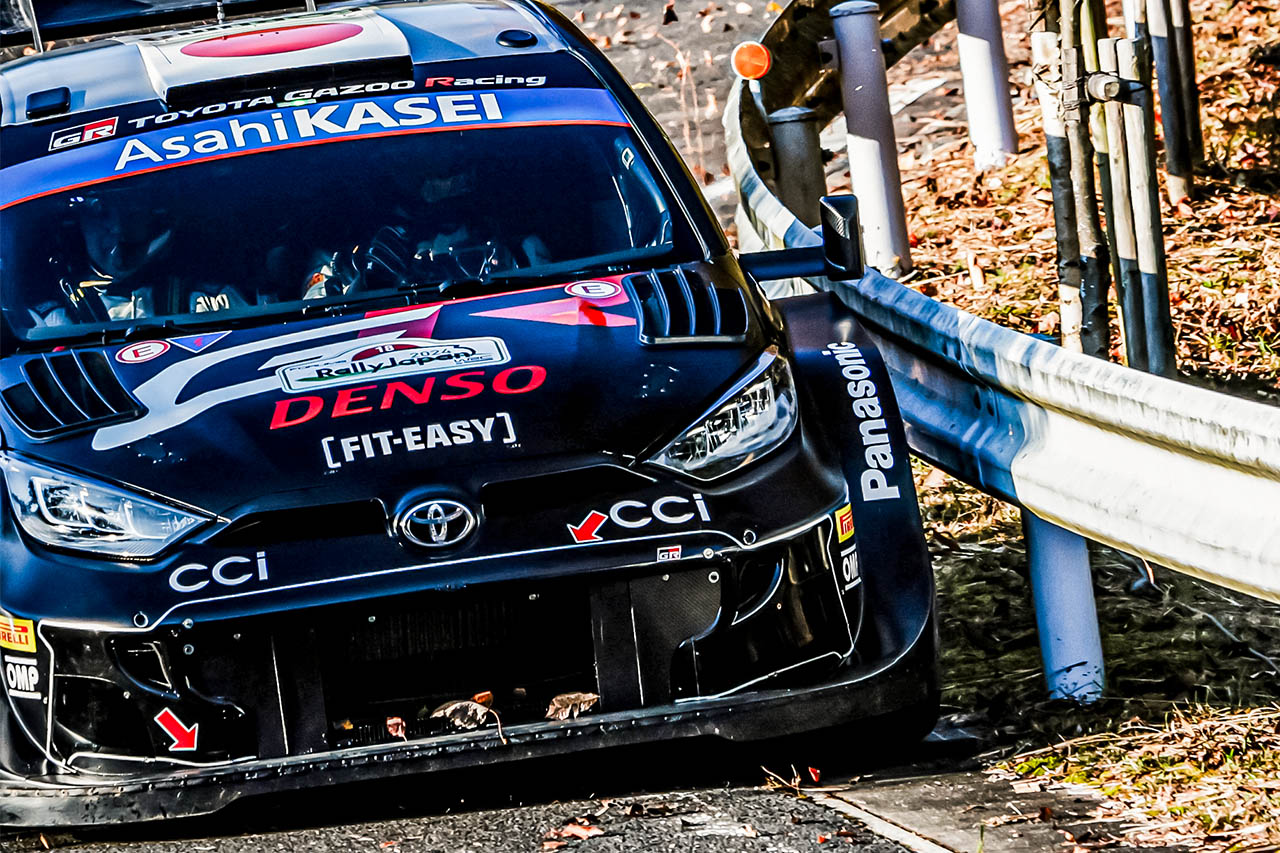 勝田貴元が限界ギリギリの力走。トヨタ勢が猛追も、SS12は安全確保を