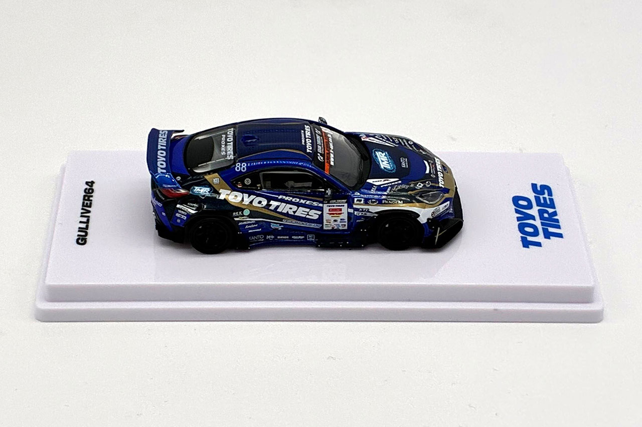 D1GP参戦のTeam TOYOTIRES DRIFT GR86を精巧に再現した1／64ミニカーが