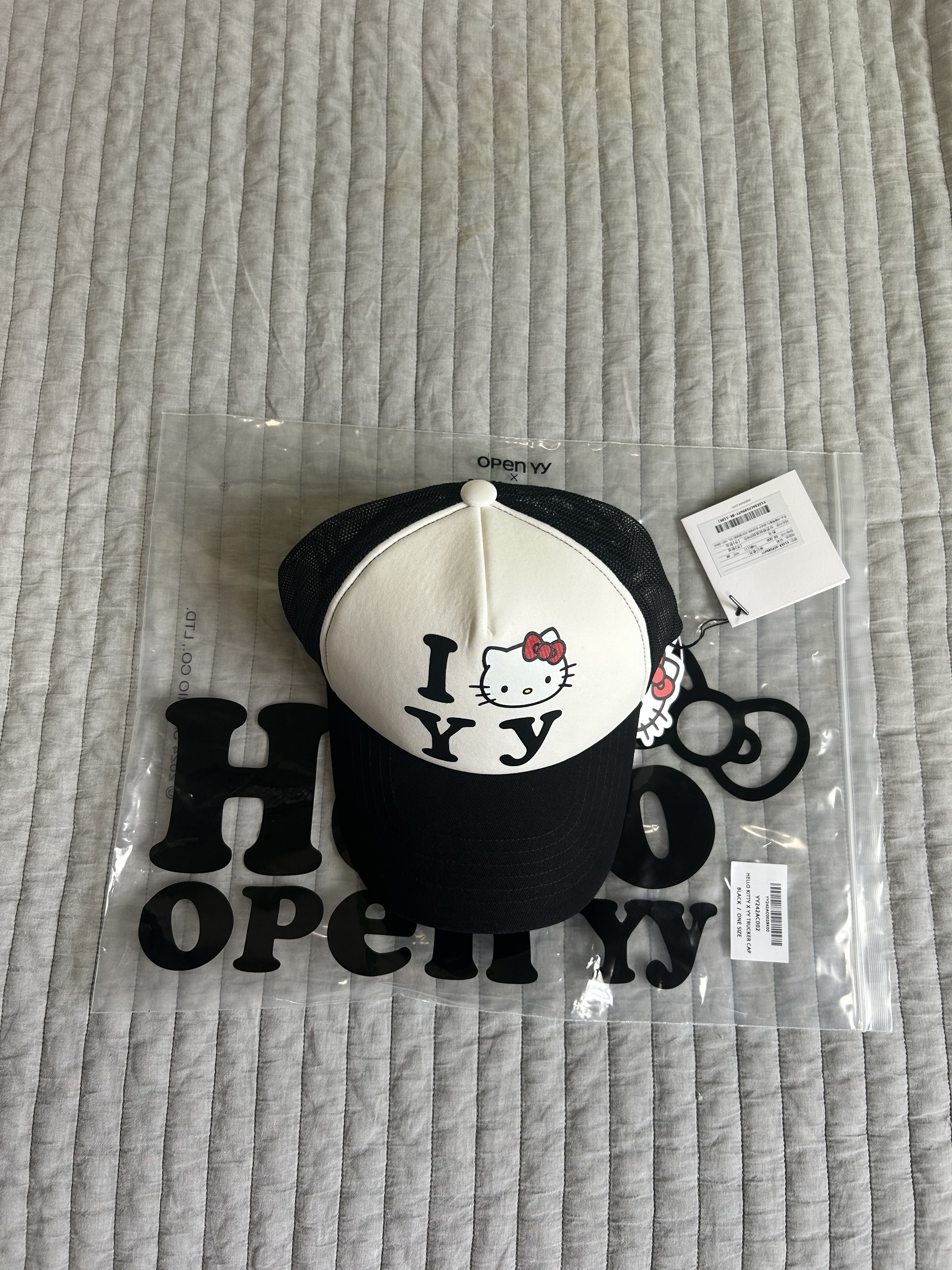 Open Yy x Hello Kitty】 Trucker Cap Black ☆韓国☆人気☆ (OPEN